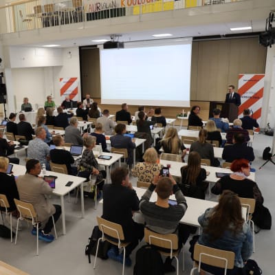 Hämeenlinnan valtuutetut ovat kokoontuneet Kaurialan koulun pääaulaan kokoustamaan.