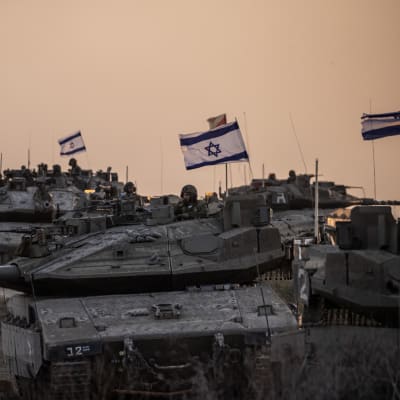 israeliska stridsvagnar med vajande flaggor