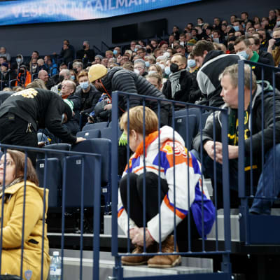 Katsojat joutuivat nousemaan penkeiltä, kun niitä korjattiin Tampereen areenan avausillassa.