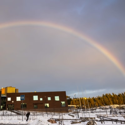 Sateenkaari kuvattuna Sipoonlahden koulun yläpuolella.