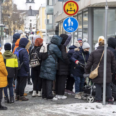 Ukrainalaisia pakolaisia saapumassa saamaan ohjeita Kuopion vastaanottokeskukseen.