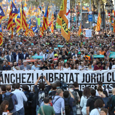 Tusentals människor som marscherar i Barcelona.
