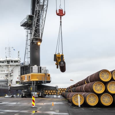 Maakaasuputkia varastoituna Nordstream 2-projektin satamassa Lappohjassa etelä-Suomessa.