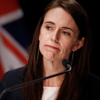 Uuden-Seelannin pääministeri Jacinda Ardern tiedotustilaisuudessa.