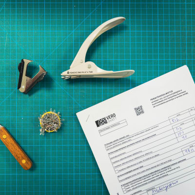 Kansallisarkiston työkaluja joita käytetään niittien poistoon asiakirjoista.