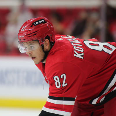 Jesperi Kotkaniemi spelar ishockey i Carolina.