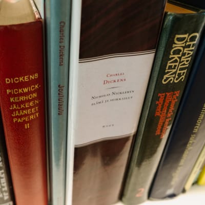 Charles Dickensin teoksia kirjahyllyllä.