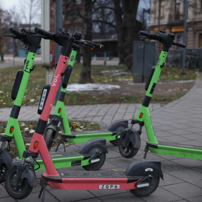 Sähköpotkulautoja parkissa Hämeenkadun varrella.
