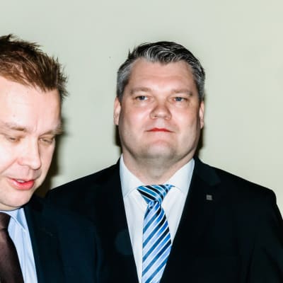 Antti Kaikkonen ja Mikko Savola tiedotustilaisuudessa.