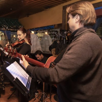 Bändi soittaa musiikkia Olutravintola Birgerissä.
