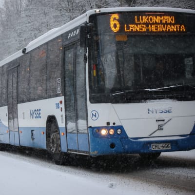 Liikennettä lumisateessa Tampereen Lukonmäessä.