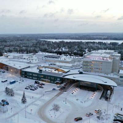 Lapin keskussairaala talvella ilmasta kuvattuna.