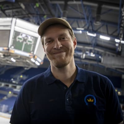 Aku Kallonen, Kiekko-Espoon toimitusjohtaja kuvassa ennen viidettä Mestis-finaalia Kiekko-Espoon ja Imatran Ketterän välillä 26.4.2023.