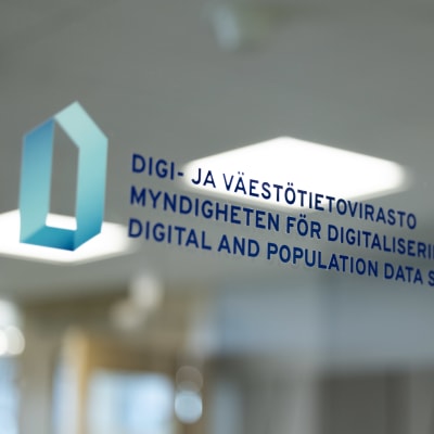 Digi- ja väestötietoviraston logo lasiovessa.