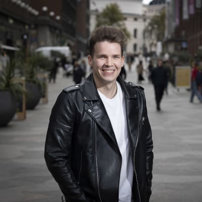 Toimittaja Antti Kurra Helsingin keskustassa.