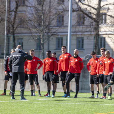 Mixu Paatelainen tränar HIFK:s herrlag i fotboll.