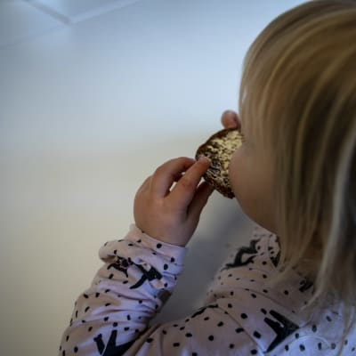 anonyymi lapsi syö leipää touhulan päiväkodissa