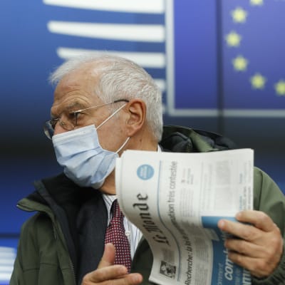 Josep Borrell pitää lehdistötilaisuutta videokokouksen jälkeen 