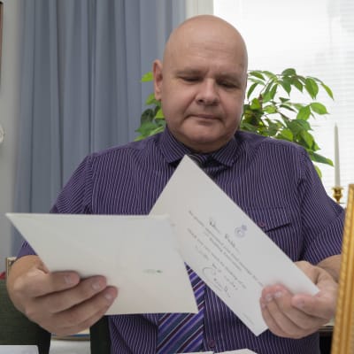 Hämeenlinnalainen Pekka Granqvist selaa saamiansa kirjeitä. 