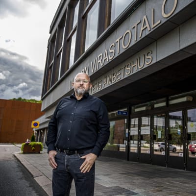 Heikki Mäki framför ämbetshuset i Åbo.