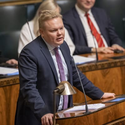 Maa- ja metsätalousministeri Antti Kurvinen puhuu eduskunnassa 9.11.2022