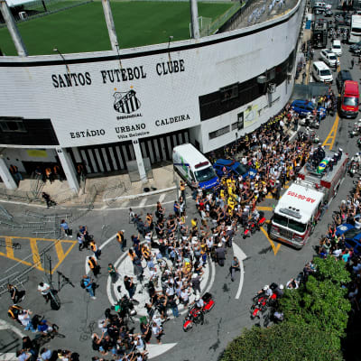 Pelén arkku lähtee Vila Belmiro-stadionilta.