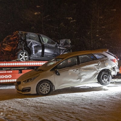 Leppävirran 5-tien kolarionnettomuus, jossa osallisina oli 2 raskasta ajoneuvoa ja monta henkilöautoa.