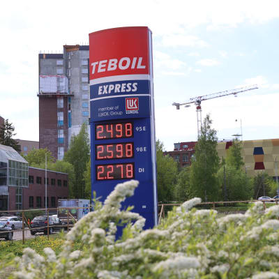 Dieselin ja bensan hinta kesäkuussa Helsingin Metsälän Teboil-asema.