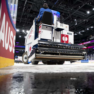 Jääkone eli zamboni liikkuu Tampereen areenan jäällä MM-kisoissa 2023.