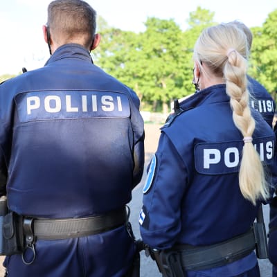 poliiseja rivissä virka-asuissaan