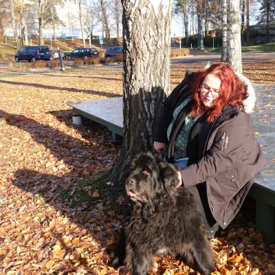 Pia Alarto är erfarenhetsexpert gällande psykisk hälsa, här med hunden Eevi. 