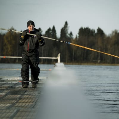 Oululainen Hannu Alasuutari Lippoaa Oulujoella.