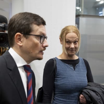 HS:n päätoimittaja Kaius Niemi, toimittaja Laura Halminen ja asianajaja Kai Kotiranta Helsingin käräjäoikeudessa. Viestikoekeskus-oikeudenkäynti.