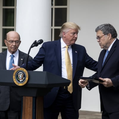 Donald Trump håller handen på Bill Barrs axel och ger honom ordet, Wilbur Ross i bakgrunden.