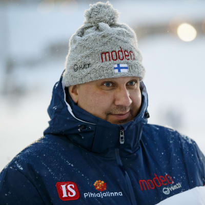 Mäkihypyn päävalmentaja Janne Väätäinen kuvassa.