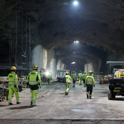 Rakennustyömiehiä Sulkavuoren keskuspuhdistamon maanalaisella rakennustyömaalla Tampereella.