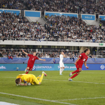 Danmark gör mål mot Finland.