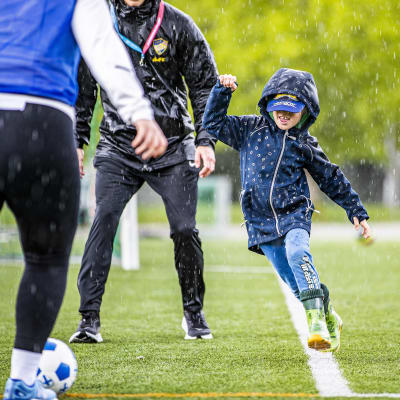 Zlatan Yenin spelar fotboll på evenemangsdagen inom ramen för projektet WELLcome - Wellbeing and integration through sports i Pansio i Åbo den 31.5.2022.