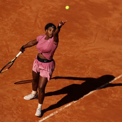 Serena Williams syöttää massakentällä.