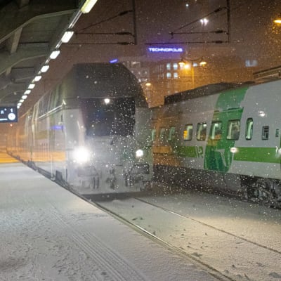 Juna lumipyryssä Tampereen juna-asemalla.