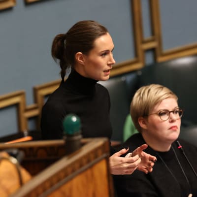 Sanna Marin och Annika Saarikko under riksdagens frågestund.
