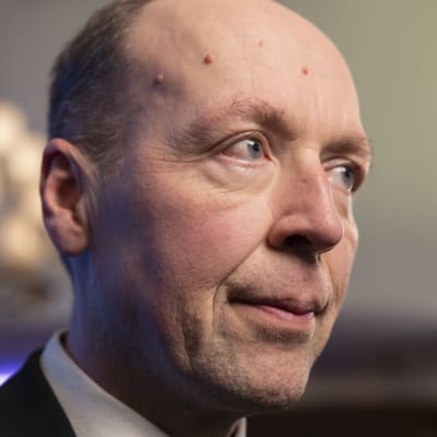 Jussi Halla-aho katsoo ohi kameran.
