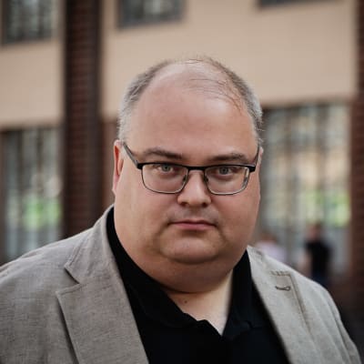 Heikki Heiskanen potretti-kuvassa helsingin päärautatieasemalla.
