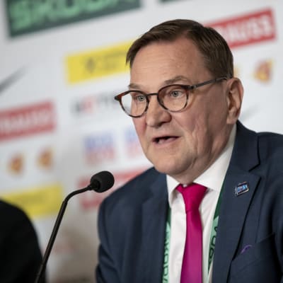 Heikki Hietanen mediatilaisuudessa.