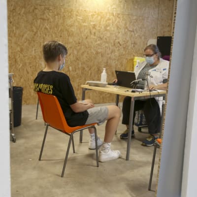Nuori saamassa koronarokotusta Helsingin Jätkäsaaren rokotuspisteessä.
