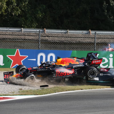 Verstappen och Hamilton krockar på Monza.
