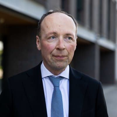 Jussi Halla-aho seisoo Pikkuparlamentin edustalla. 