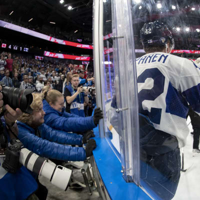 Kasperi Kapanen on laidan vieressä kuvattavana Leijonien Kanada-pelissä Tampereella 2023.