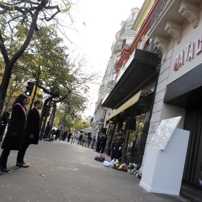 Frankrikes president Emmanuel Macron och Paris borgmästare Anne Hidalgo hedrar offren för terrorattentaten utanför konsertlokalen Bataclan. 