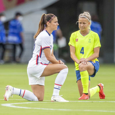 USA:n Alex Morgan ja Ruotsin Hanna Glas polvistuivat ennen ottelun alkua.